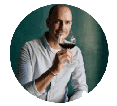 Mann trinkt Rotwein im Glas.