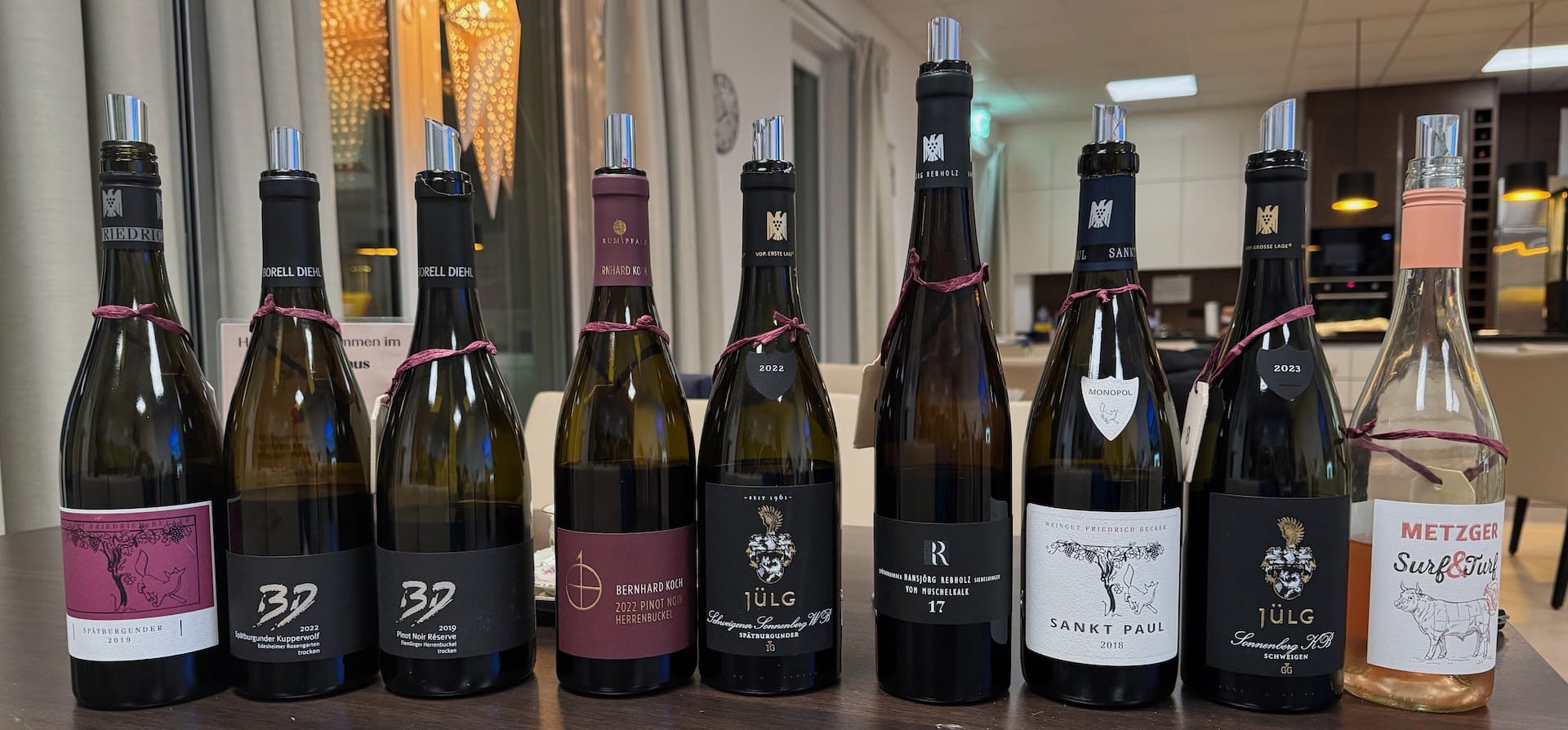 Acht Weine auf Tisch in modernem Raum